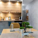 Urban Five #4 - Stylish One-bedroom With Kitchen & Parking アパート