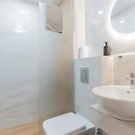 Urban Five #4 - Stylish One-bedroom With Kitchen & Parking アパート