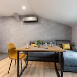 Urban Five #4 - Stylish One-bedroom With Kitchen & Parking アパート