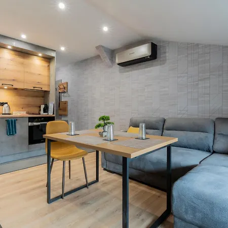 Urban Five #4 - Stylish One-bedroom With Kitchen & Parking