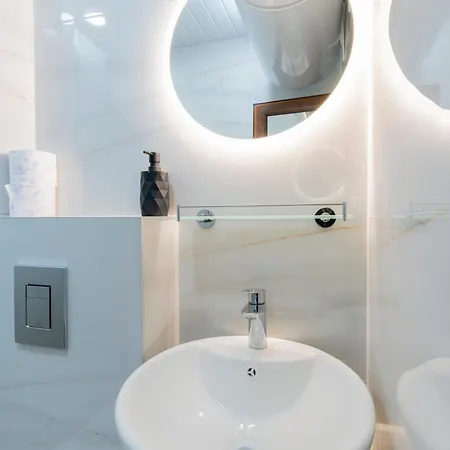 Urban Five #4 - Stylish One-bedroom With Kitchen & Parking Apartment