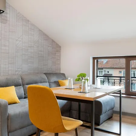 Urban Five #4 - Stylish One-bedroom With Kitchen & Parking Apartman