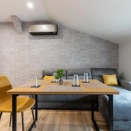 Apartment Urban Five #4 - Stylish One-bedroom With Kitchen & Parking