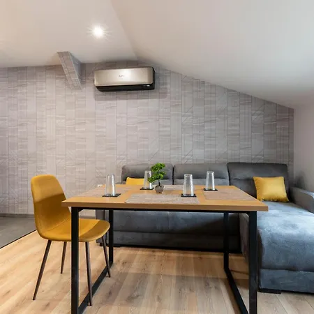 Urban Five #4 - Stylish One-bedroom With Kitchen & Parking Apartment