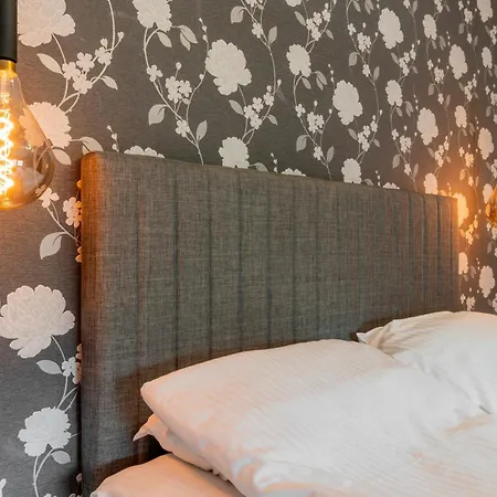 Urban Five #4 - Stylish One-bedroom With Kitchen & Parking *