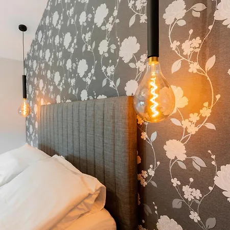 Urban Five #4 - Stylish One-bedroom With Kitchen & Parking *