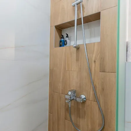Urban Five #4 - Stylish One-bedroom With Kitchen & Parking Apartment *