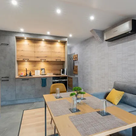 Urban Five #4 - Stylish One-bedroom With Kitchen & Parking *