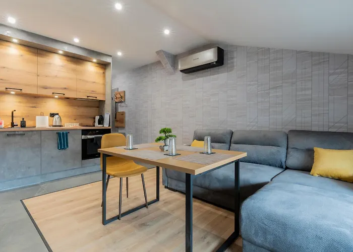 Urban Five #4 - Stylish One-bedroom With Kitchen & Parking