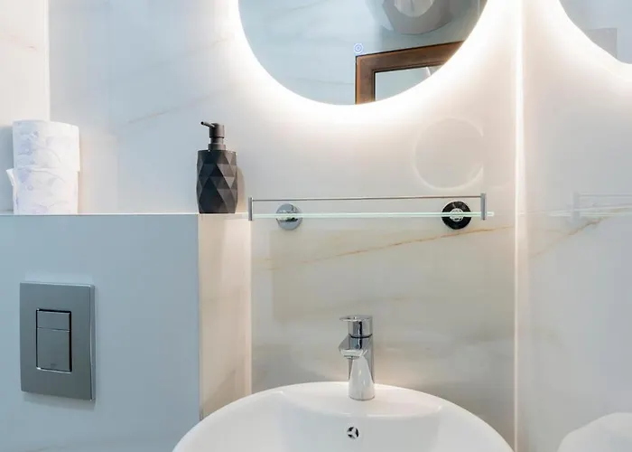 Urban Five #4 - Stylish One-bedroom With Kitchen & Parking Apartman