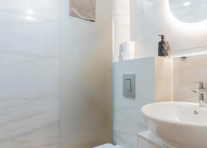 Urban Five #4 - Stylish One-bedroom With Kitchen & Parking Apartman