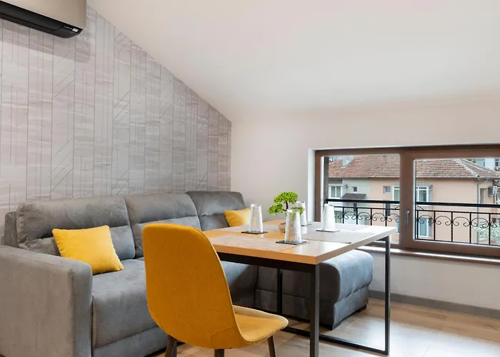 Urban Five #4 - Stylish One-bedroom With Kitchen & Parking Apartman