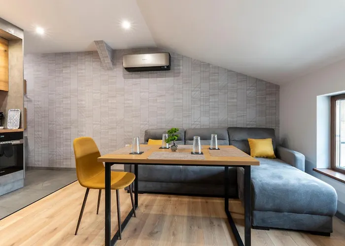 Urban Five #4 - Stylish One-bedroom With Kitchen & Parking Apartment