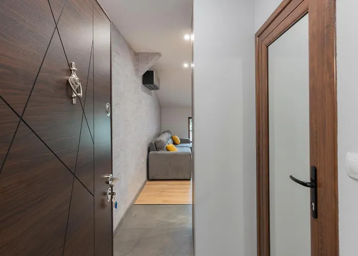 Urban Five #4 - Stylish One-bedroom With Kitchen & Parking Apartment *