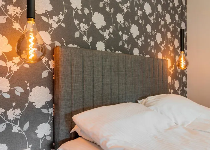 Urban Five #4 - Stylish One-bedroom With Kitchen & Parking *