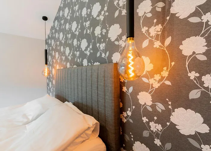 Urban Five #4 - Stylish One-bedroom With Kitchen & Parking *