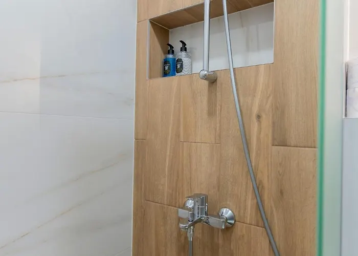 Urban Five #4 - Stylish One-bedroom With Kitchen & Parking Apartman *